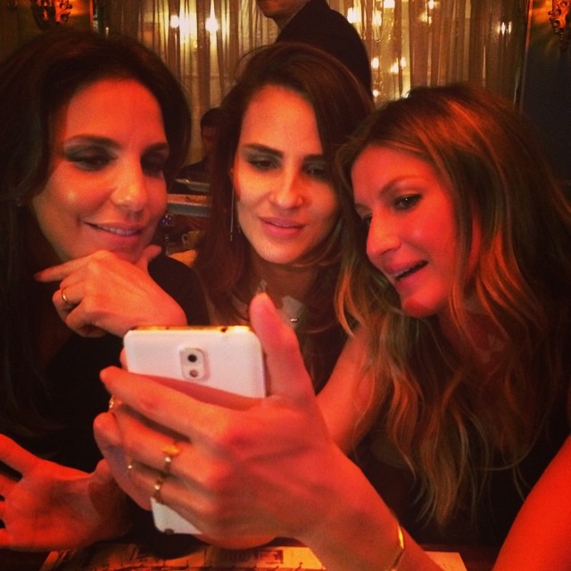 Gisele Bündchen, Ivete Sangalo e Fernanda Tavares jantam juntas