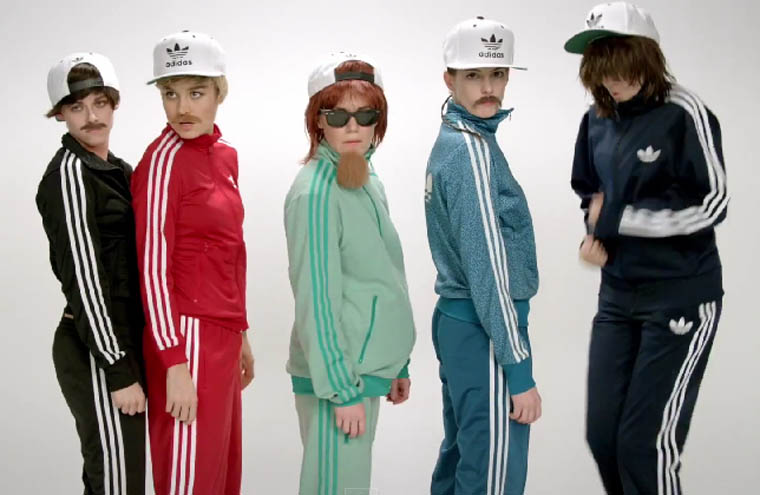 Com Anne Hathaway e Kristen Stewar, Jenny Lewis lança clipe de 'Just One of the Guys'