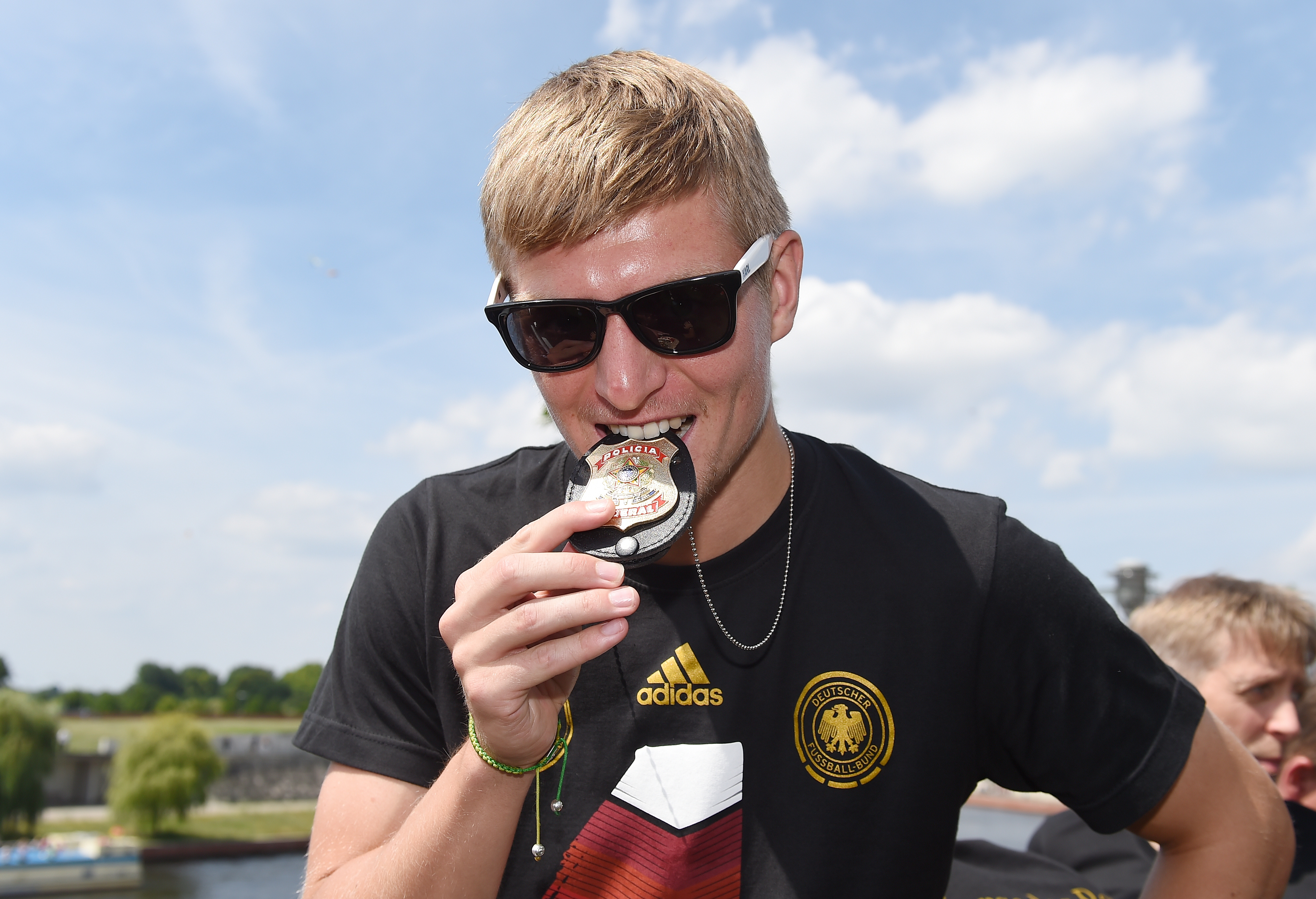 Toni Kroos aparece com distintivo da Polícia Federal brasileira em comemoração