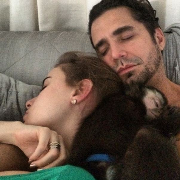 WTF do dia: Latino dorme com mulher e macaco