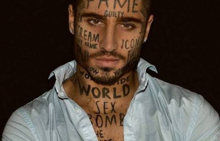 Modelo busca fama mundial tatuando o rosto com dezenas de palavras