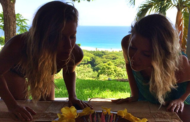 Gisele Bündchen assopra velinhas com a irmã gêmea e diz que se sente 'abençoada'