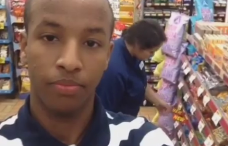 Jovem negro faz vídeos de pessoas o seguindo em lojas esperando que ele furte algo