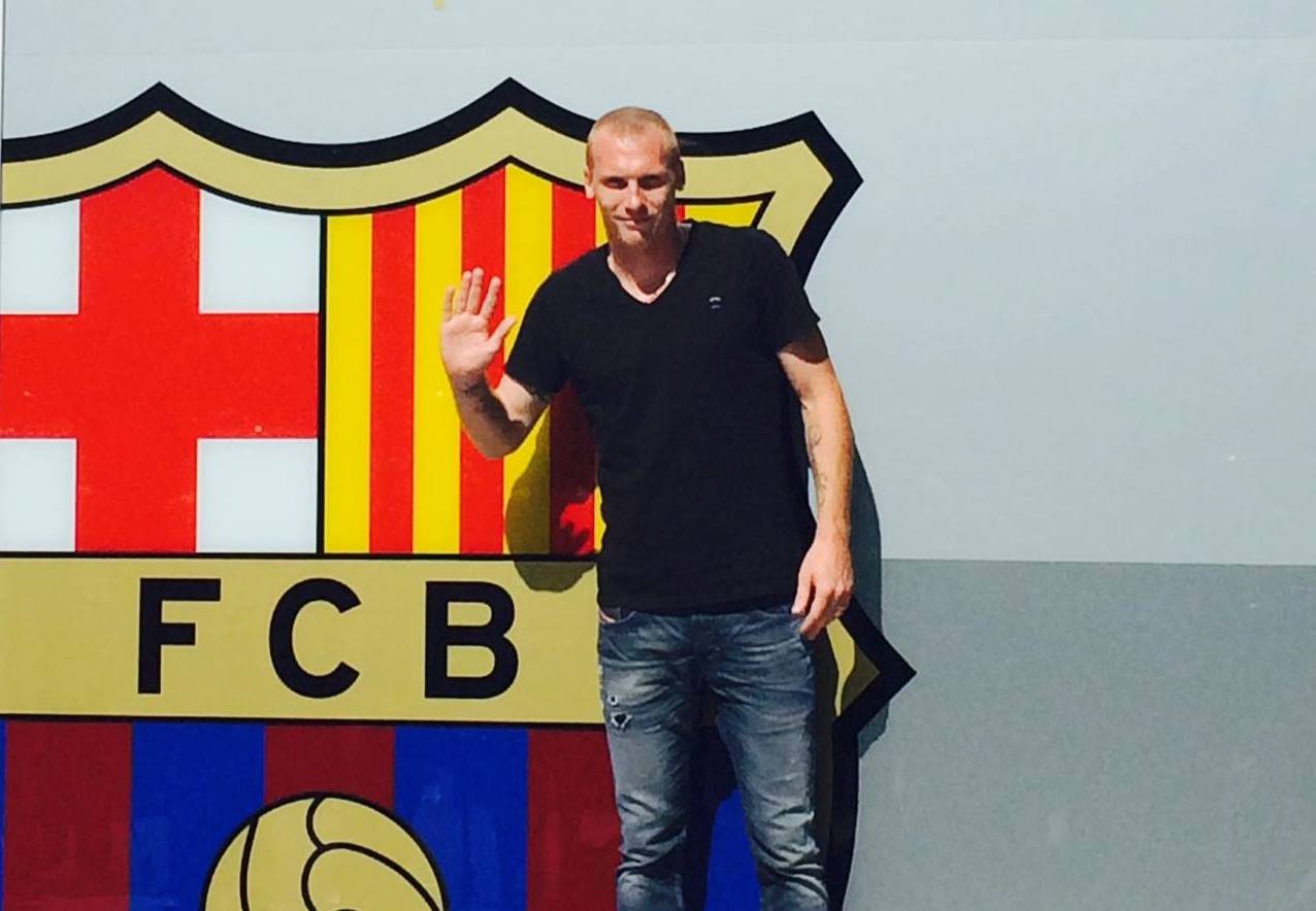 Novo reforço do Barcelona, zagueiro tem tatuagem do ex-clube na panturrilha