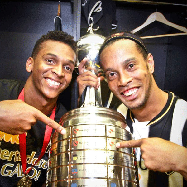 Jornalista argentino diz que Boca Juniors quer Ronaldinho para substituir Riquelme