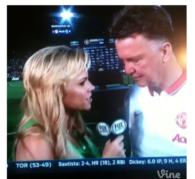 Van Gaal se distrai com beleza de repórter americana durante entrevista; assista