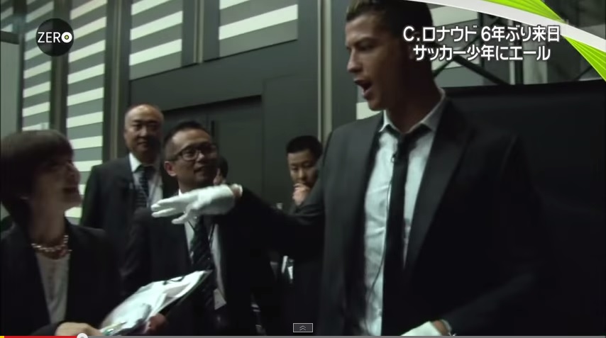 Cristiano Ronaldo brinca com japoneses e imita Michael Jackson com luva branca; assista
