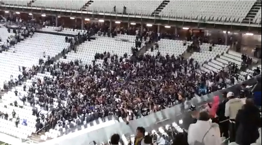 Corintianos criam paródia de música argentina e provocam palmeirenses na Arena; assista