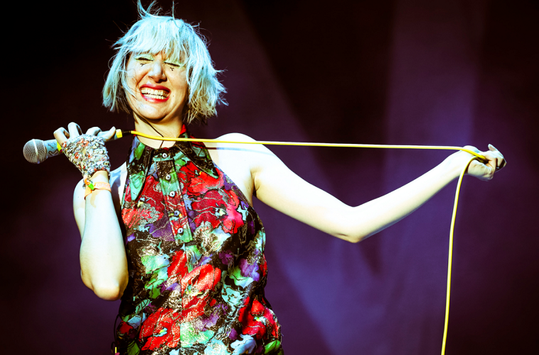 Karen O, do Yeah Yeah Yeahs, divulga música de seu álbum solo