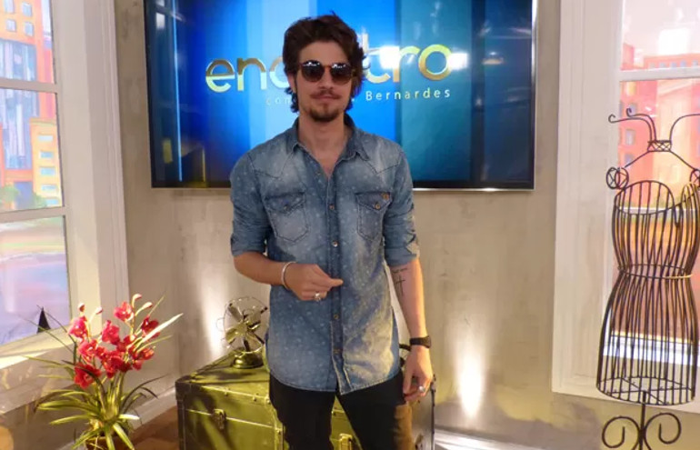Solteiro, Chay Suede afirma: 'Hoje tenho dificuldade para gostar de alguém'
