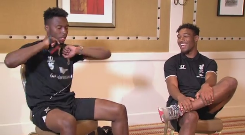 Atacante do Liverpool ‘encarna’ rapper e canta música de Drake; assista
