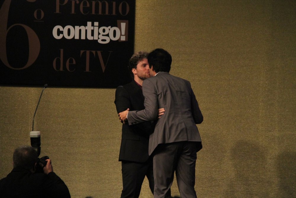 Mateus Solano e Thiago Fragoso dão selinho em premiação