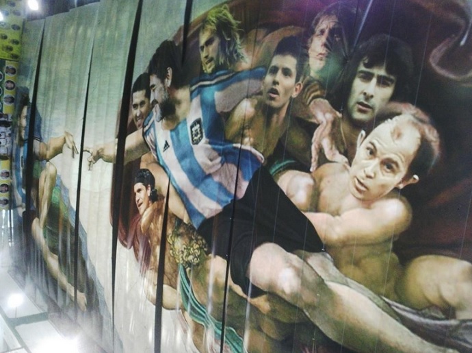 Com Messi e Maradona, time argentino homenageia ídolos com adaptação da Capela Sistina
