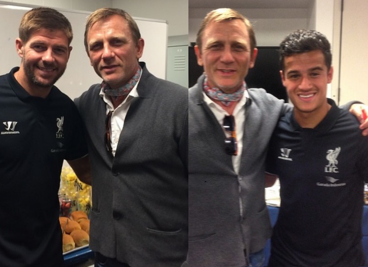 Ator Daniel Craig visita jogadores do Liverpool e é tietado no vestiário após vitória