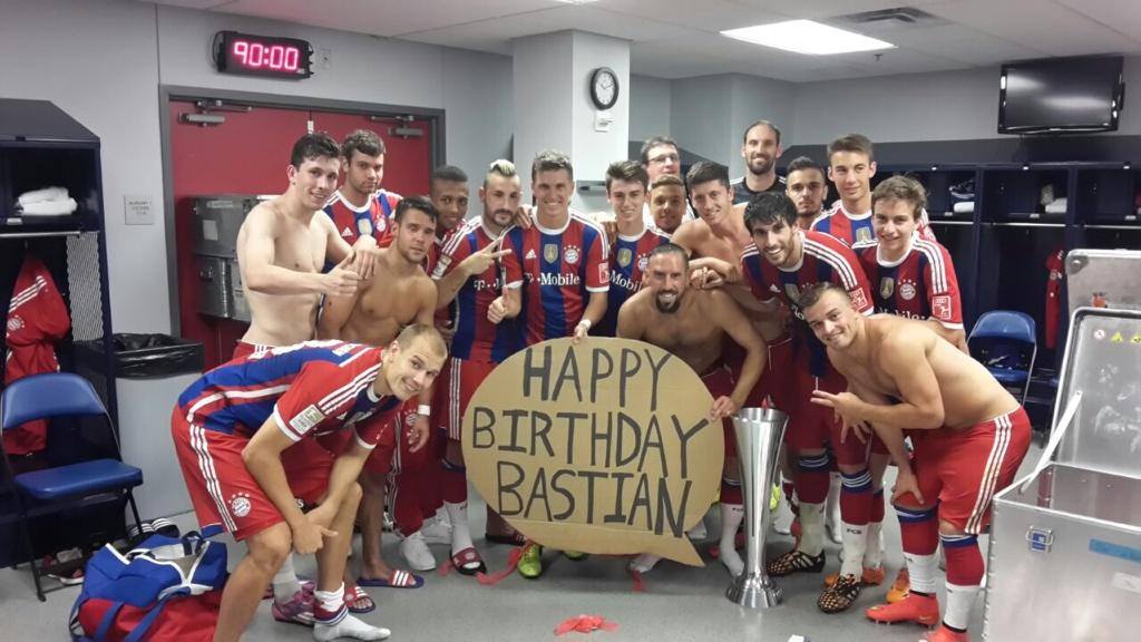 Schweinsteiger chega aos 30 anos e recebe homenagem dos colegas de Bayern