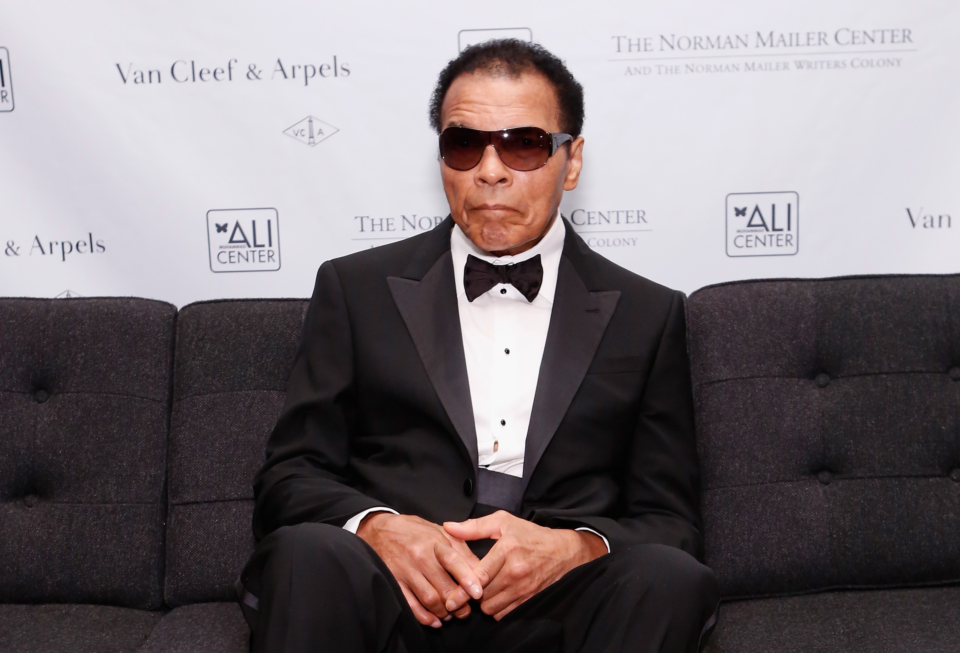 Luvas utilizadas por Muhammad Ali na 'Luta do Século' são leiloadas