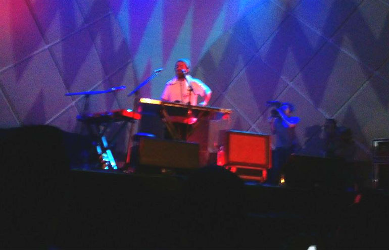 Mesmo com problemas no som, Chet Faker empolga público em São Paulo