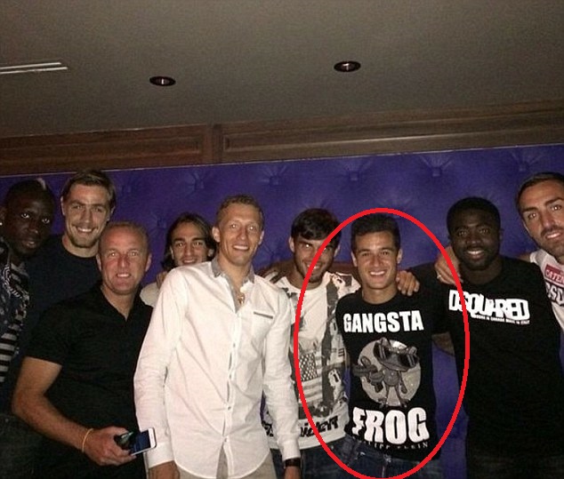 Por usar camiseta de R$ 1.200, Philippe Coutinho vira destaque em jornal inglês