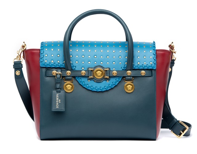 Versace chega ao Rio de Janeiro com edição limitada de bolsa