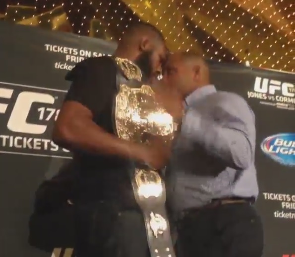 Jon Jones e Daniel Cormier ‘saem na mão’ em evento pré-UFC 178; assista