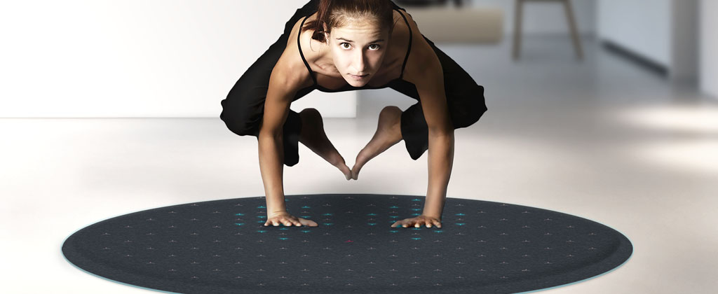 Tapete usa luzes LED para ensinar os movimentos do yoga e de outros exercícios físicos