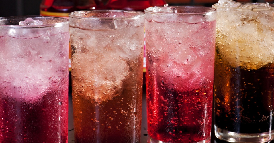 Gás de bebidas não causa celulite, diz especialista
