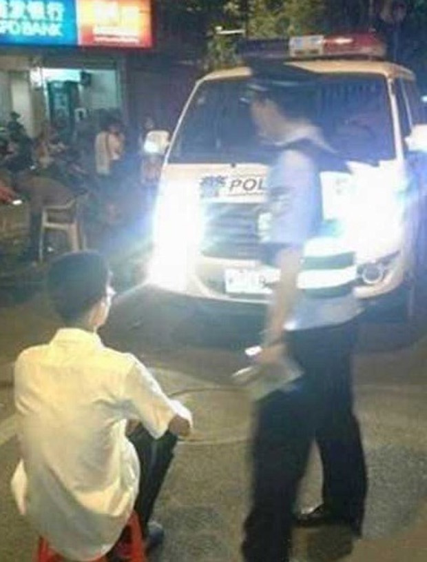Polícia chinesa acende farol alto no rosto dos motoristas para puni-los