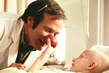 Robin Williams interpreta Hunter Adams no emocionante filme Patch Adams (1998), baseado em uma história real 
