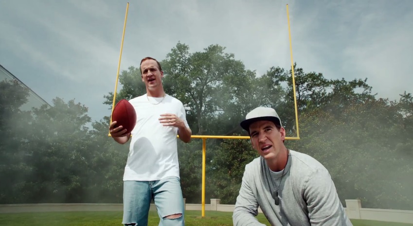 Irmãos Manning atacam de rappers durante comercial de TV nos EUA; assista
