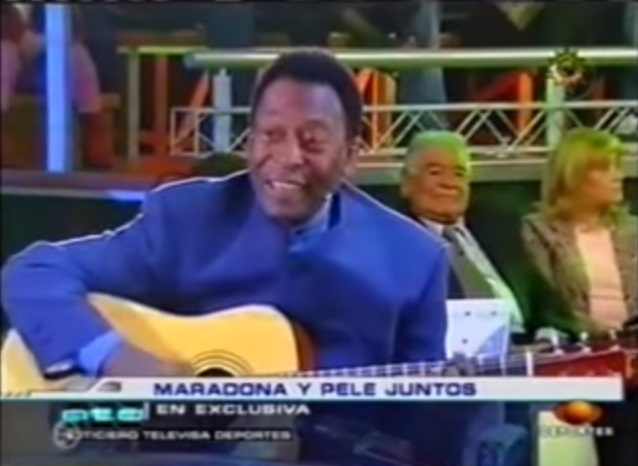Pelé sempre gostou de cantar e chegou a dar uma canja com Maradona