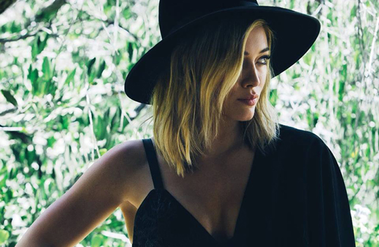 Hillary Duff lança lyric video de 'All About You'; sexy