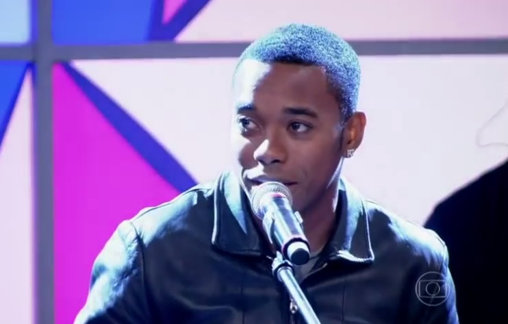 Robinho gosta de cantar as músicas do cantor Thiaguinho