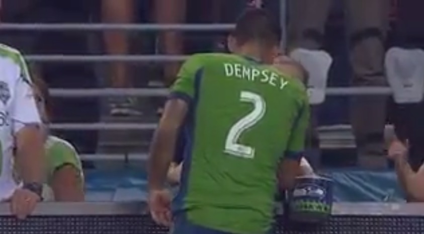 Clint Dempsey protagonizou uma troca de camisa por pipoca