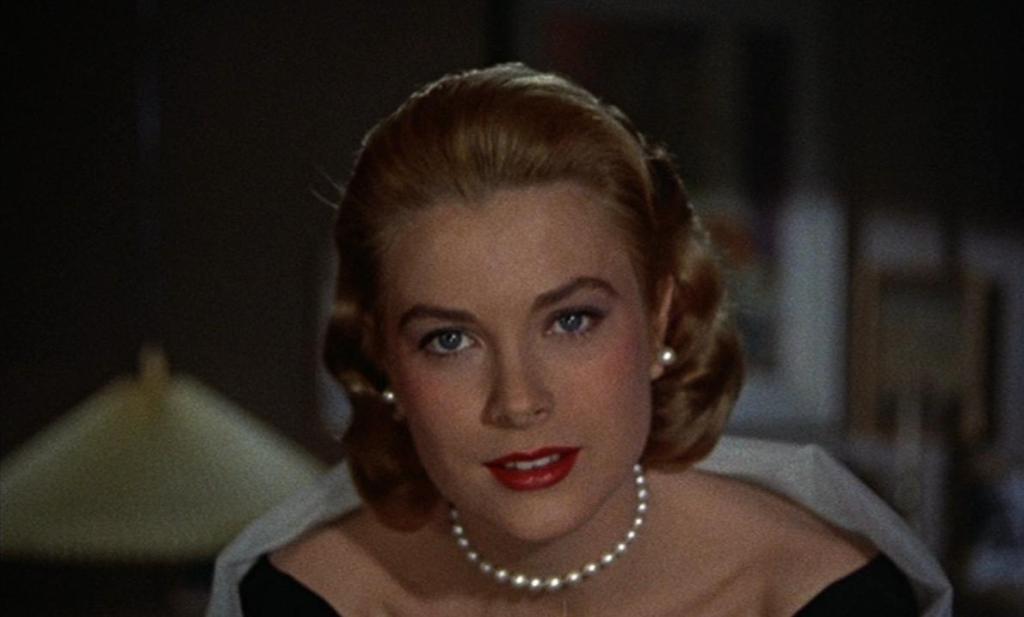 Alfred Hitchcock tinha predileção por atrizes loiras para protagonizar seus filmes. E a preferida entre todas era Grace Kelly, com quem o diretor trabalhou em Janela Indiscreta (1954).