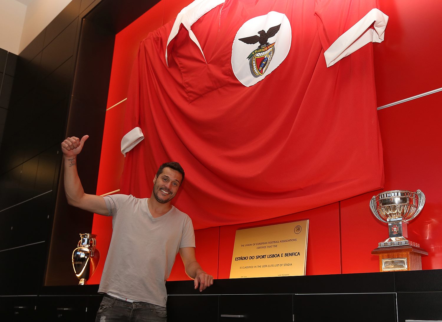 Torcida do Benfica se empolga com chegada do goleiro Julio César