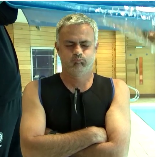 José Mourinho aceita desafio de Drogba e leva banho de água gelada; assista
