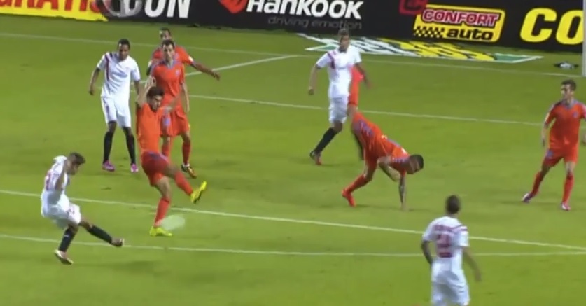 Capoeira ou dança estranha? Defensor do Valencia evita gol de forma inusitada; assista