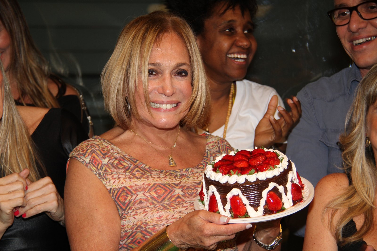Susana Vieira comemora 72 anos com festa em academia de ginástica