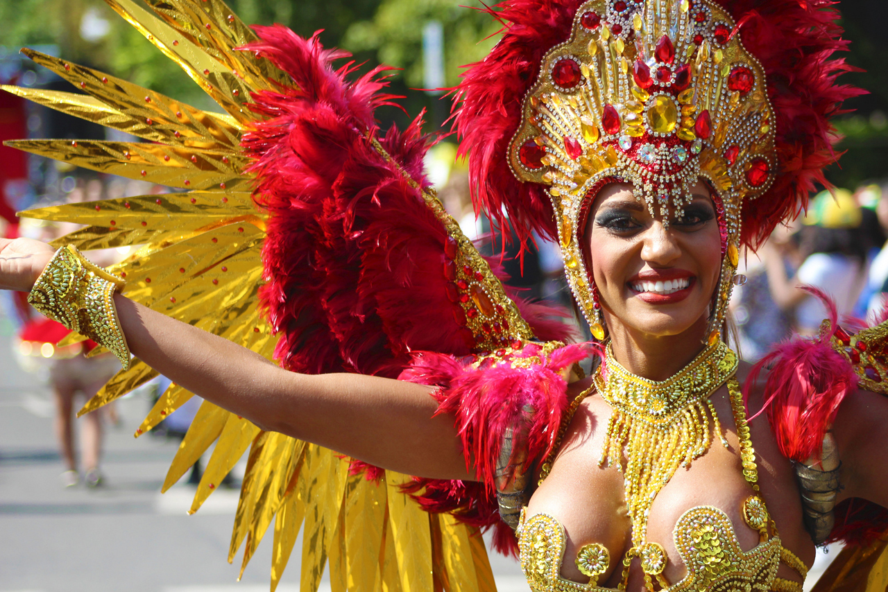 Começa o colorido carnaval londrino de Notting Hill