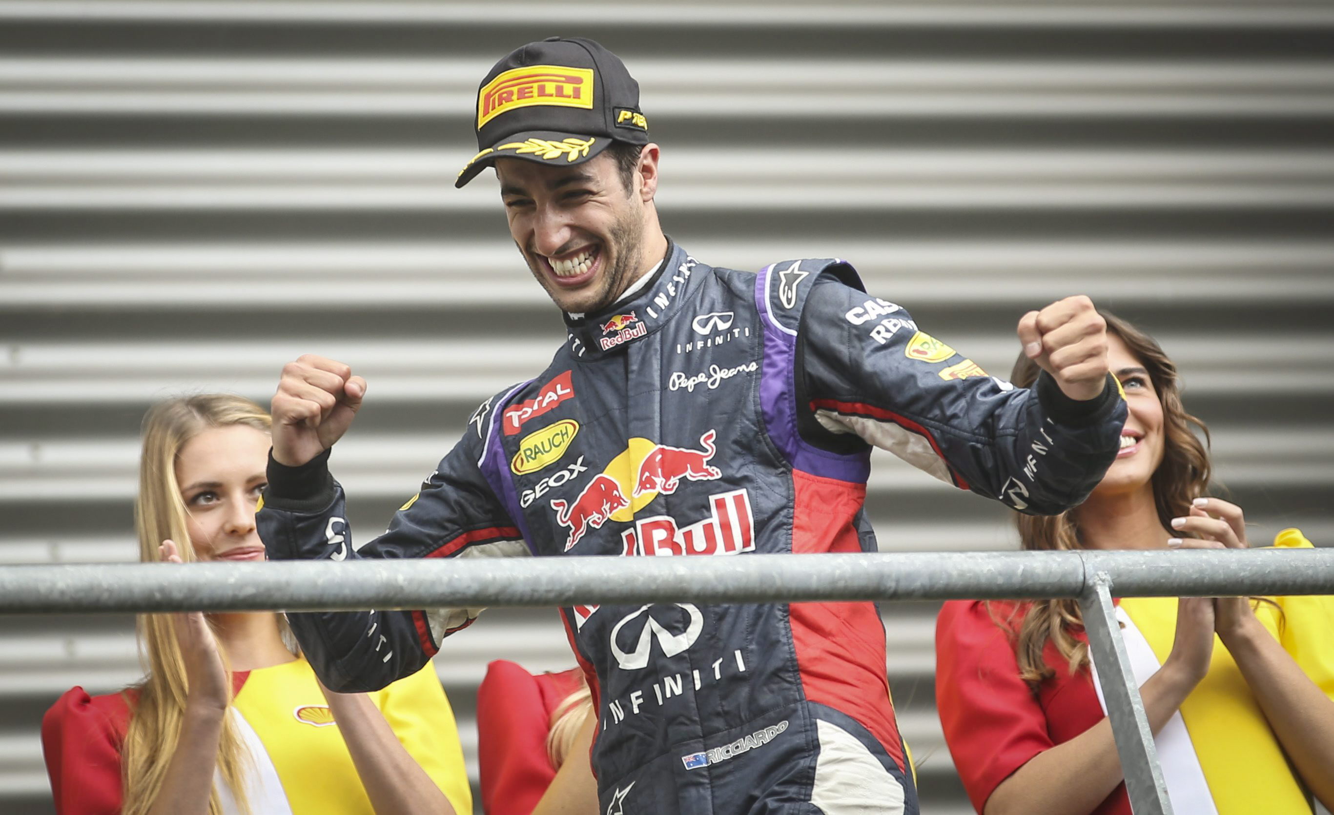 Ricciardo vence na Bélgica; batida de Rosberg e Hamilton prejudica Mercedes