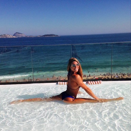 Bia Feres aproveita calor e faz ‘alongamento’ em piscina de hotel no Rio
