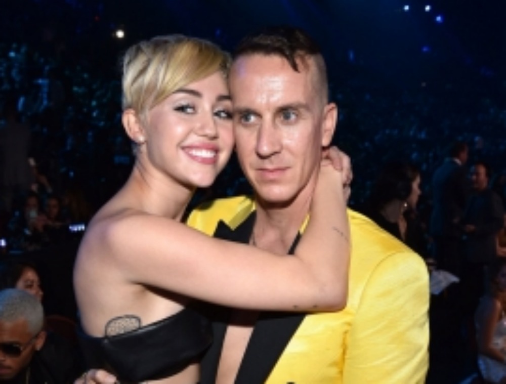 Miley Cyrus anuncia coleção em parceria com o estilista Jeremy Scott