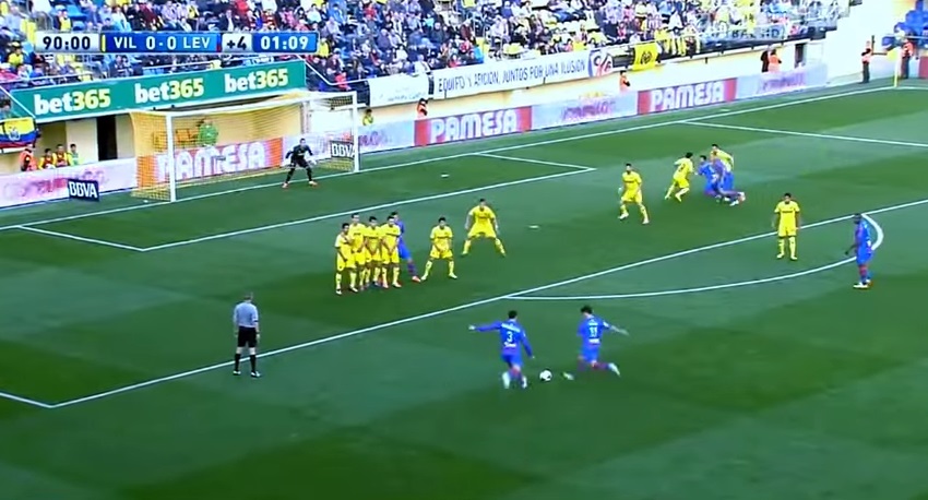 Jogadores do Levante tentam o chute duplo, mas chance é desperdiçada