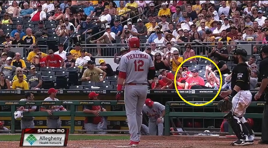 Jogador de beisebol deixa taco escapar e quase acerta cabeça de torcedora; assista