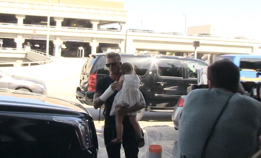 Beckham aparece com braço enfaixado após cair de motocicleta