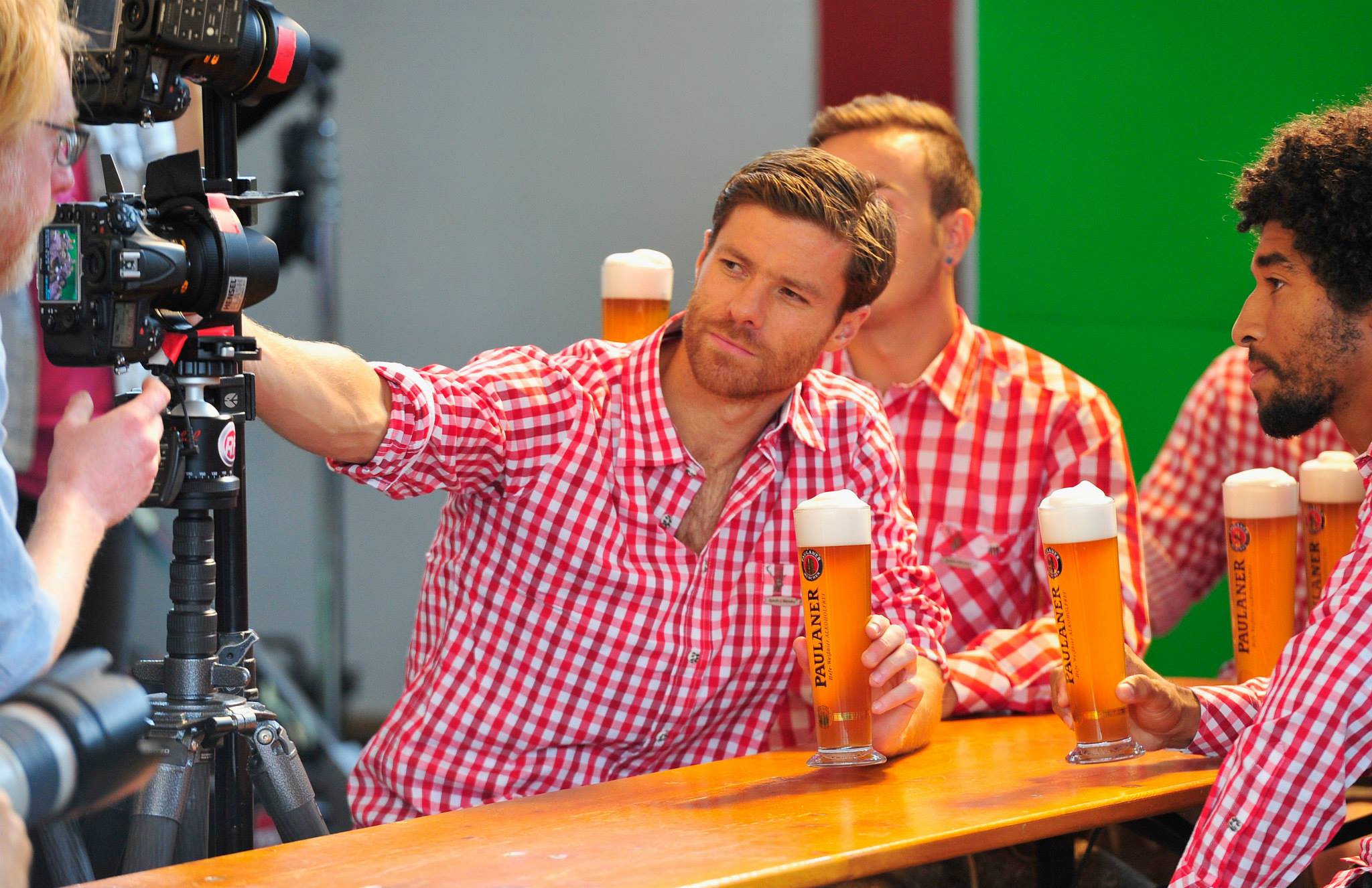 Segunda ação oficial de Xabi Alonso no Bayern de Munique: tomar cerveja