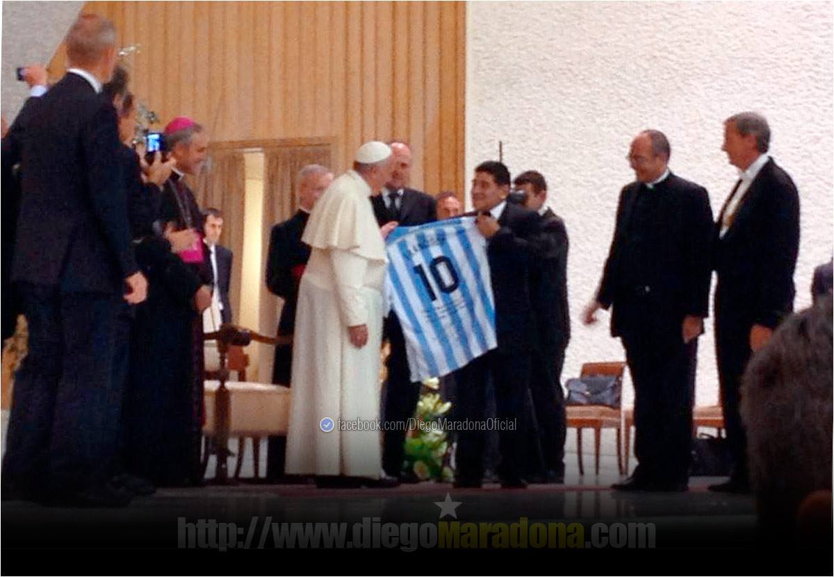 Papa se encontra com Maradona e fãs brincam: ‘Francisco encontra-se com Deus’
