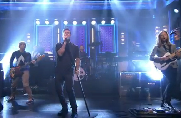 Adam Levine, do Marron 5, imita Frank Sinatra, Eddie Vedder e Michael Jackson no programa de Jimmy Fallon