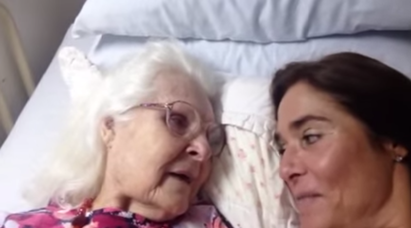 Vídeo captura momento em que senhora com Alzheimer se lembra de sua filha