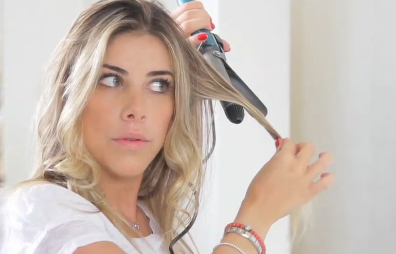 Aprenda a disfarçar oleosidade do cabelo com xampu a seco e babyliss; assista o tutorial